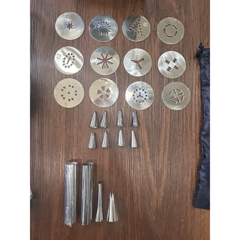 Toastmaster Cookie Press TMCKM2SB-12 Discs, 8 Tips, 2 Cannoli Forms 2005 Open Bx